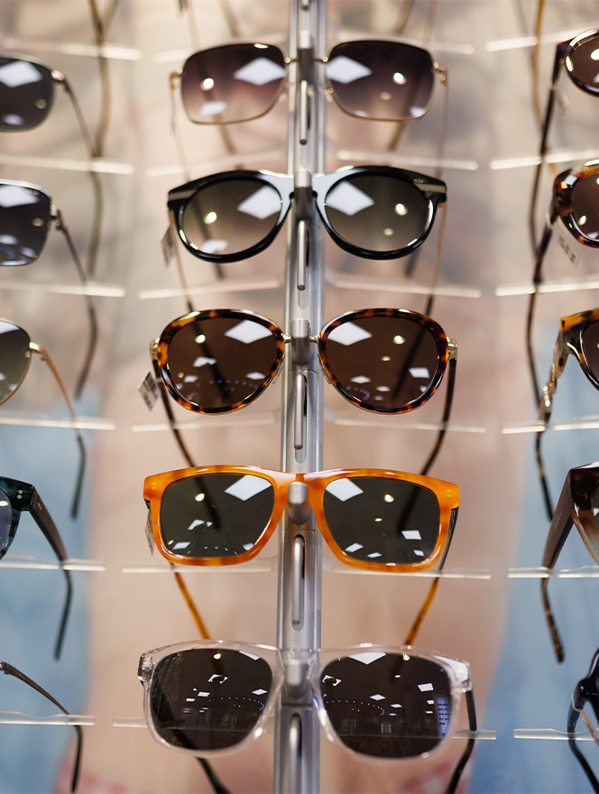 Sonnenbrillen im Ladengeschäft – Optikhaus Arhelger